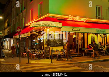 Paris, Ile de France, FRANKREICH. 7.. November 2022. Eine Bar, ein Restaurant, eine Brasserie, von außen gesehen, im 20. Arrondissement von Paris. (Bild: © Remon Haazen/ZUMA Press Wire) Stockfoto