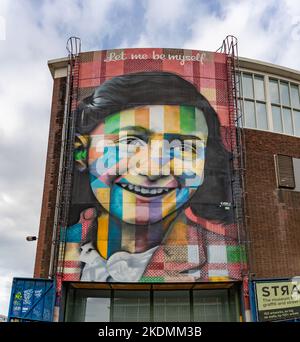 Ein Bild des farbenfrohen Wandbildes „Let me be myself“, das Anne Frank darstellt, das Eduardo Kobra 2016 geschaffen hat. Stockfoto