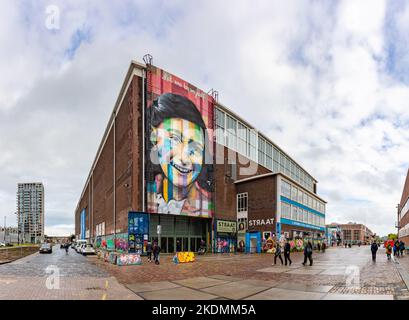 Ein Bild des farbenfrohen Wandbildes Let me be myself, das Anne Frank zeigt, das Eduardo Kobra 2016 an der Wand des STRAAT Museums schuf. Stockfoto