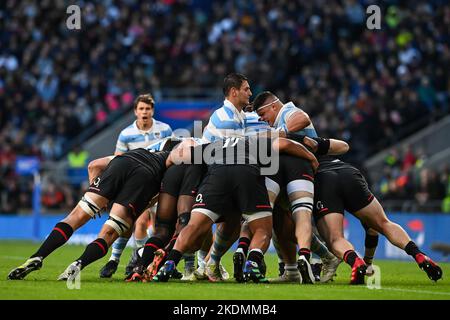 Juan Martin Gonzalez und Thomas Gallo aus Argentinien kontrollieren den Rausch beim Herbst-Länderspiel England gegen Argentinien im Twickenham Stadium, Twickenham, Großbritannien, 6.. November 2022 (Foto von Craig Thomas/News Images) in, am 11/6/2022. (Foto von Craig Thomas/News Images/Sipa USA) Quelle: SIPA USA/Alamy Live News Stockfoto