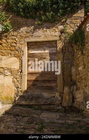 Ein durch Holzbohlen blockierter Eingang in einem alten Wohnhaus im historischen Zentrum von Piran an der Küste Sloweniens Stockfoto