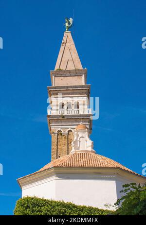 Die historische Pfarrkirche St. Georg befindet sich im mittelalterlichen Zentrum von Piran an der slowenischen Küste. Zupnijska Cerkev Sv Jurija auf Slowenisch genannt Stockfoto