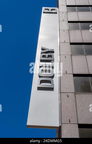 SAN FRANCISCO, CA, USA - 30. JULI 2017: Außenansicht und Markenlogo der Dolby-Firmenzentrale. Stockfoto