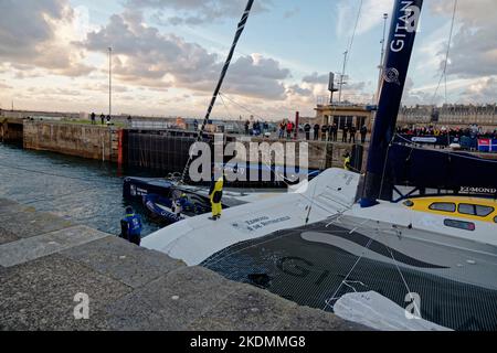 Saint-Malo, Frankreich. 4.. November 2022. Edmond de Rothschild (Gitana 17) Skippern von Charles Caudrelier. Aus den Pools der ULTIMS 32/23. Stockfoto