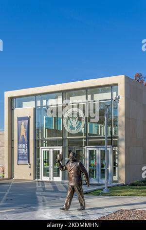 INDEPENDENCE, MO, USA - 2. NOVEMBER 2022: Harry S. Truman Presidential Library and Museum Exterior. Stockfoto