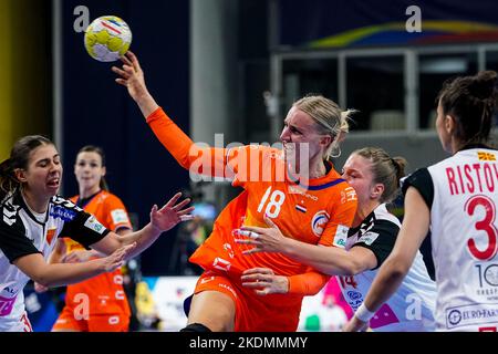 SKOPJE, MAZEDONIEN - 7. NOVEMBER: Kelly Dulfer aus den Niederlanden während der Vorrunde - EHF EURO 2022 Spiel zwischen Nord-Mazedonien und den Niederlanden in der Arena Boris Trajkovski am 7. November 2022 in Skopje, Mazedonien (Foto: Henk Seppen/Orange Picters) Stockfoto