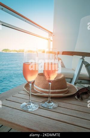 Luxusgetränk auf dem Balkon des Kreuzfahrtschiffs. Stockfoto