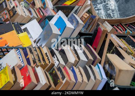 Viele verschiedene gebrauchte Bücher auf dem Flohmarkt zu verkaufen Stockfoto
