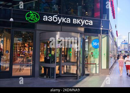 Moskau, Russland - 30.07.2022: Eingang zum Azbuka Vkusa Lebensmittelgeschäft mit Drehtüren in Moskau Stockfoto