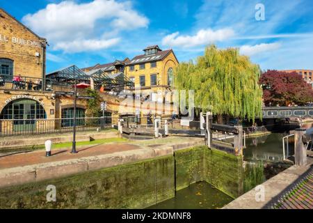 Blick auf die Schleusen am Regents Canal und den Markt in Camden Town. London, England Stockfoto