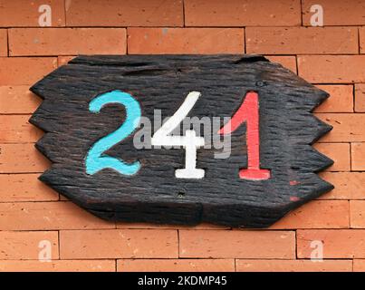 Straßenschild Nr. 241 an einer Backsteinmauer Stockfoto
