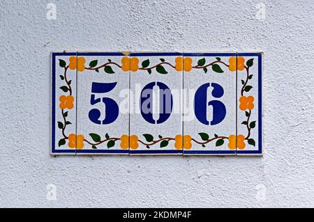 Straßenschild Nr. 506 an einer weißen Wand Stockfoto