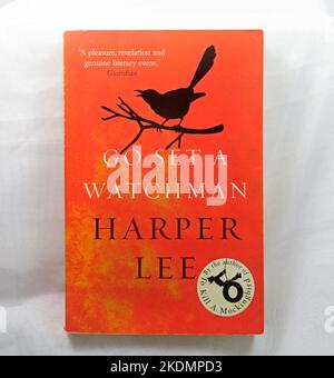 Harper Lee. Setzen Sie Einen Wachmann ein. Taschenbuch. Buchumschlag. Einrichtung von Studio. Aufgenommen Im November 2022. Stockfoto