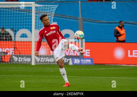 Leverkusen, Nordrhein-Westfalen, Deutschland. 6.. November 2022. Union-Berlin-Spieler THEOSON-JORDAN SIEBATCHEU (45) wärmt sich vor dem Bundesliga-Spiel Bayer Leverkusen gegen Union Berlin am 6. November 2022 in der BayArena in Leverkusen auf. (Bild: © Kai Dambach/ZUMA Press Wire) Stockfoto