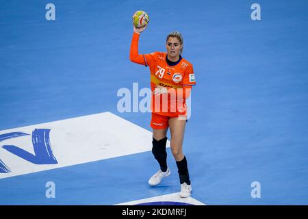 SKOPJE, MAZEDONIEN - 7. NOVEMBER: Estavana Polman aus den Niederlanden während der Vorrunde - EHF EURO 2022 Spiel zwischen Nord-Mazedonien und den Niederlanden in der Arena Boris Trajkovski am 7. November 2022 in Skopje, Mazedonien (Foto: Henk Seppen/Orange Picters) Stockfoto