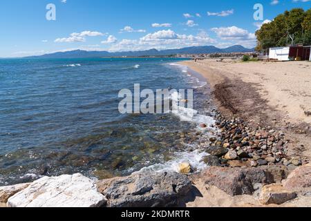 Playa Cavet Cambrils Strand und Küste Blick auf die Stadt Costa Dorada Catalonia Spanien Stockfoto