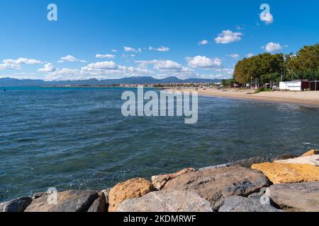 Playa Cavet Cambrils Strand und Küste Blick auf die Stadt Costa Dorada Catalonia Spanien Stockfoto