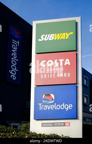 Straßenschilder für Subway, Costa Drive Thru und Travelodge an der A38 am Stadtrand von Bristol Stockfoto