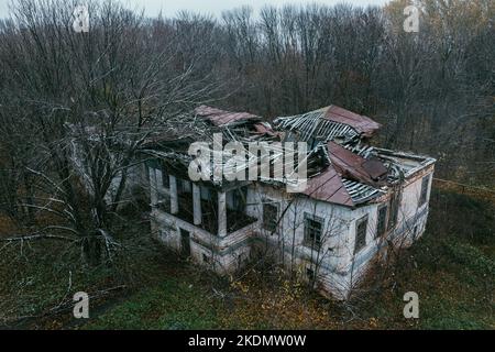 Alte gruselig verlassene Villa, Luftbild. Ehemaliges Herrenhaus Skuratow in Pawlowka, Region Lipezk Stockfoto