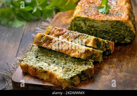 Scheiben Spinatbrot auf Holzschneidebrett, Nahaufnahme Stockfoto