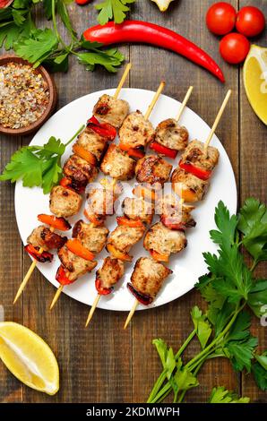 Gegrillter Hähnchenkebab auf weißem Teller. Draufsicht, flach liegend Stockfoto