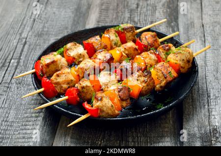 Gebratene Hühnchen-Kebabs auf dem Teller Stockfoto