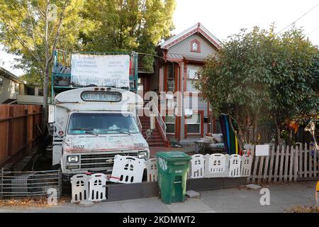 Berkeley, Kalifornien, USA. 28. Oktober 2022. Das Haus in Berkeley, Kalifornien, in dem David DePape laut neihgbors möglicherweise lebte. DePape griff Paul Pelosi, den Ehemann der Sprecherin des Repräsentantenhauses, Nancy Pelosi, an, schlug ihn schwer mit einem Hammer und brach am Freitag in ihr Haus in San Francisco ein. (Bild: © David G. McIntyre/ZUMA Press Wire) Stockfoto