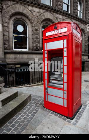 LEEDS, GROSSBRITANNIEN - 30. SEPTEMBER 2022. Eine rote britische Telefonzelle in Großbritannien, die in einen Geldautomaten an einer Straße in einer britischen Stadt umgewandelt wurde Stockfoto