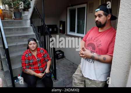 Berkeley, Kalifornien, USA. 28. Oktober 2022. Ryan Lacoste und Trish, die neben dem Haus in Berkeley, Kalifornien, wohnen, in dem David DePape laut Nachbarn möglicherweise lebte. DePape griff Paul Pelosi, den Ehemann der Sprecherin des Repräsentantenhauses, Nancy Pelosi, an, schlug ihn schwer mit einem Hammer und brach am Freitag in ihr Haus in San Francisco ein. (Bild: © David G. McIntyre/ZUMA Press Wire) Stockfoto