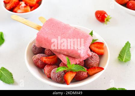 Erdbeer-Eis-Eis-Eis-Eis in weißer Schüssel Stockfoto