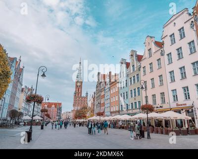 Danzig, Polen - 30. Oktober 2022: Altstadt. Long Market Street. Menschen auf dem Hauptmarkt der historischen Stadt Danzig, Polen Stockfoto