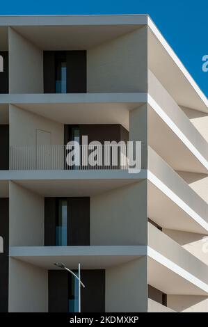 Moderne europäische Wohnhäuser. Architektonische Details, geometrische Linien. Stockfoto