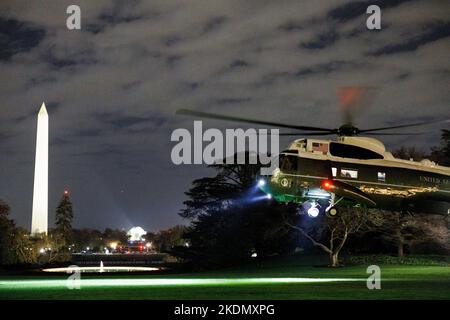 Washington, DC, USA. 6.. November 2022. Marine One mit US-Präsident Joe Biden landet am Sonntag, den 6. November, auf dem South Lawn des Weißen Hauses in Washington, DC, USA. 2022. Das Weiße Haus versuchte gestern, die Kommentare von Biden zur Schließung von Kohlekraftwerken im Rahmen einer US-Energiewende neu zu gestalten, wenige Tage vor den Zwischenwahlen mit Mehrheiten im demokratischen Kongress. Quelle: Ting Shen/Pool via CNP/dpa/Alamy Live News Stockfoto