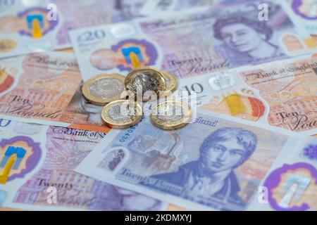 Münzen auf Banknoten platziert - UK Stockfoto