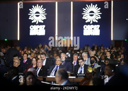 (221107) -- SHARM EL-SHEIKH (ÄGYPTEN), 7. November 2022 (Xinhua) -- Menschen nehmen an der Eröffnung des Sharm El-Sheikh Climate Implementation Summit (SCIS) während der Konferenz der Parteien (COP27) 27. in Sharm El-Sheikh, Ägypten, am 7. November 2022 Teil. Angesichts des Klimagipfels warnte der Generalsekretär der Vereinten Nationen, Antonio Guterres, die führenden Politiker der Welt vor den aktuellen Klimaherausforderungen. „Wir befinden uns auf einem Highway zur Klimahölle, mit unserem Fuß noch auf dem Beschleuniger“, sagte er und fügte hinzu, „der Planet nähert sich schnell dem Wendepunkt, der das Klimachaos unumkehrbar machen wird.“ (Xinhua/Sui Xiank Stockfoto