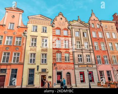 Danzig, Polen - 30. Oktober 2022: Altstadt. Long Market Street. Menschen auf dem Hauptmarkt der historischen Stadt Danzig, Polen Stockfoto