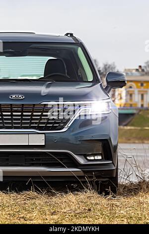 MOSKAU, RUSSLAND - 18. April 2021 : New Kia Karneval auf der Straße. Ein Siebensitzer-Van oder ein Crossover für unterwegs. Großes Familienauto Stockfoto