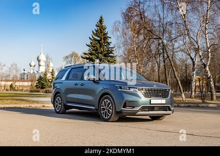 MOSKAU, RUSSLAND - 18. April 2021 : New Kia Karneval auf der Straße. Ein Siebensitzer-Van oder ein Crossover für unterwegs. Großes Familienauto Stockfoto