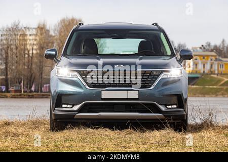 MOSKAU, RUSSLAND - 18. April 2021 : New Kia Karneval auf der Straße. Ein Siebensitzer-Van oder ein Crossover für unterwegs. Großes Familienauto Stockfoto