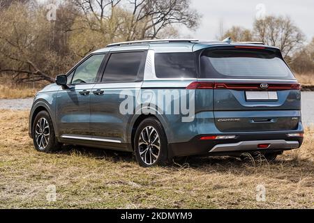 MOSKAU, RUSSLAND - 18. April 2021 : New Kia Karneval auf der Straße. Ein Siebensitzer-Van oder ein Crossover für unterwegs. Großes Familienauto Stockfoto