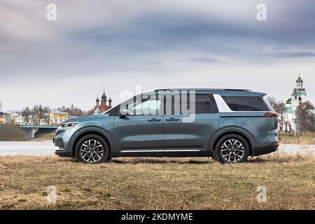 MOSKAU, RUSSLAND - 18. April 2021 : New Kia Karneval auf der Straße. Ein Siebensitzer-Van oder ein Crossover für unterwegs. Großes Familienauto Stockfoto