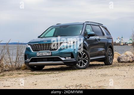 MOSKAU, RUSSLAND - 18. April 2021 : New Kia Karneval auf der Straße. Ein Siebensitzer-Van oder ein Crossover für unterwegs. Großes Familienauto Stockfoto