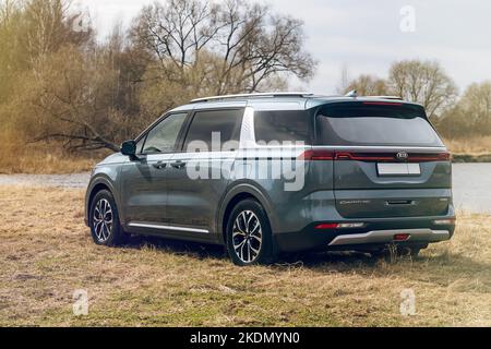 MOSKAU, RUSSLAND - 18. April 2021 : New Kia Karneval auf der Straße. Ein Siebensitzer-Van oder ein Crossover für unterwegs. Großes Familienauto Stockfoto