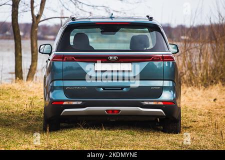 MOSKAU, RUSSLAND - 18. April 2021 : New Kia Karneval auf der Straße. Ein Siebensitzer-Van oder ein Crossover für unterwegs. Großes Familienauto Stockfoto