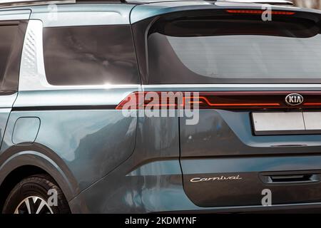 MOSKAU, RUSSLAND - 18. April 2021 : New Kia Karneval auf der Straße. Ein Siebensitzer-Van oder ein Crossover für unterwegs. Großes Familienauto Stockfoto