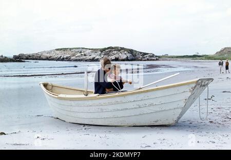 Wochenende in Newport. Präsident Kennedy, John F. Kennedy, Jr., im gestrandeten Ruderboot. Newport, RI, Bailey's Beach. Foto von Robert L Knudsen Stockfoto