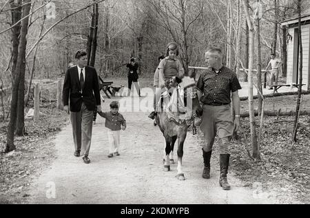 Wochenende im Camp David. Präsident Kennedy, John F. Kennedy, Jr., Caroline Kennedy ( auf „Tex“). Camp David, MD Stockfoto