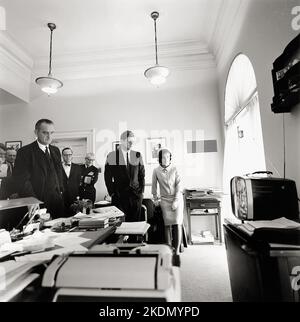 Flugbeobachtung von Astronaut Shepard im Fernsehen. General Kennedy, McGeorge Bundy, Vice President Johnson, Mai 5 1961 Stockfoto