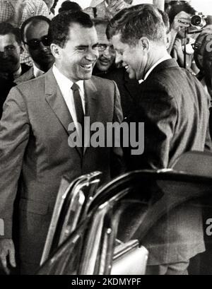 Vizepräsident Richard Nixon begrüßt den designierten Präsidenten John F. Kennedy am 14. November 1960 in Key Biscayne, Florida Stockfoto