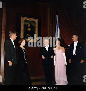Enthüllung der Mona Lisa. Präsident Kennedy, Madame Malraux, französischer Kulturminister Andre Malraux, Frau Kennedy, Vizepräsident Johnson. Washington, D.C., National Gallery of Art. 8. Januar 1963 Stockfoto